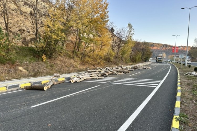 Kastamonu'da arızalan trakt&ouml;r kaldırıma &ccedil;ıkarak durabildi