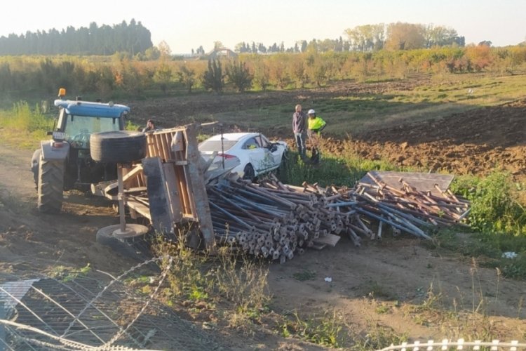 Yalova'da &ccedil;arpışmanın etkisiyle trakt&ouml;r ve otomobil tarlaya savruldu