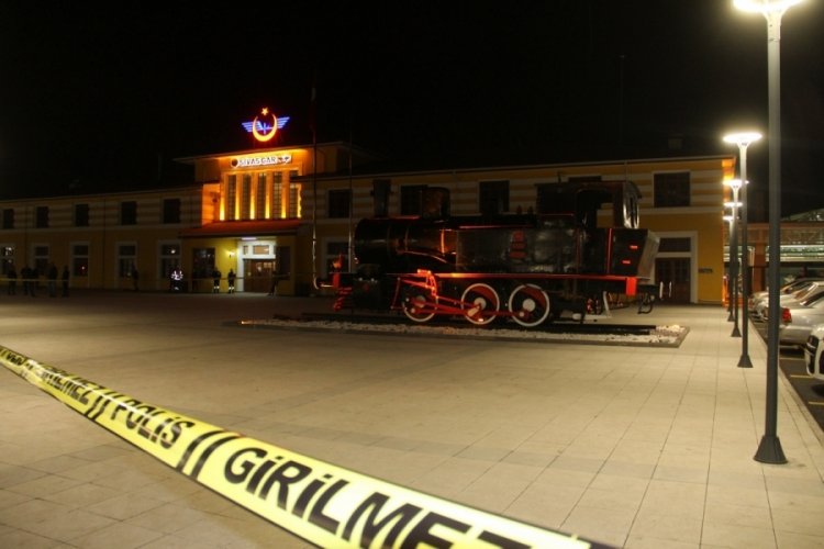 Sivas'ta tarihi lokomotife bırakılan &ccedil;anta ekipleri alarma ge&ccedil;irdi