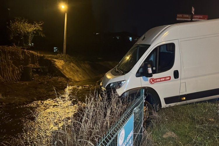 D&uuml;zce'de kapalı k&ouml;pr&uuml;y&uuml; fark etmedi, yolda asılı kaldı