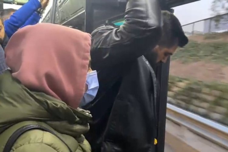 Yolcu dolu İETT otob&uuml;s&uuml; kapısı a&ccedil;ık devam etti!