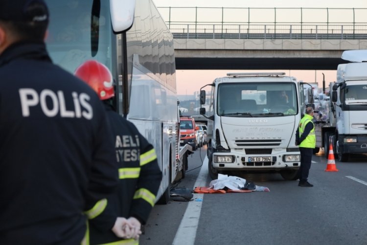 Tur otob&uuml;s şof&ouml;r&uuml; iki ara&ccedil; arasında kalarak can verdi!
