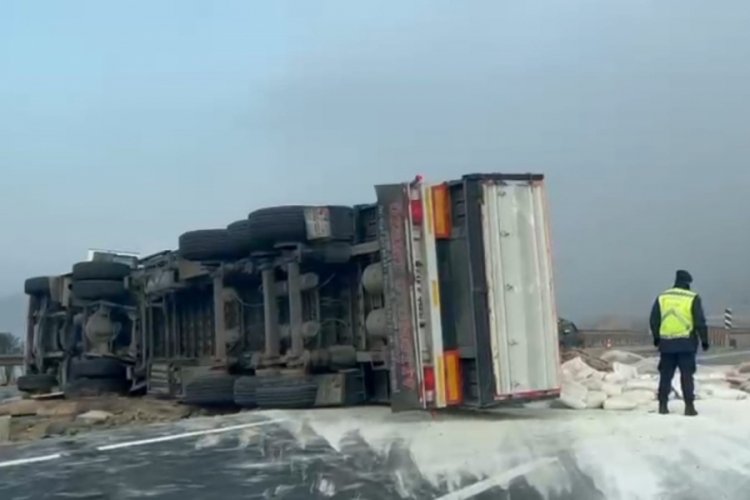 Bursa'da &ccedil;imento y&uuml;kl&uuml; TIR devrildi: 1 yaralı