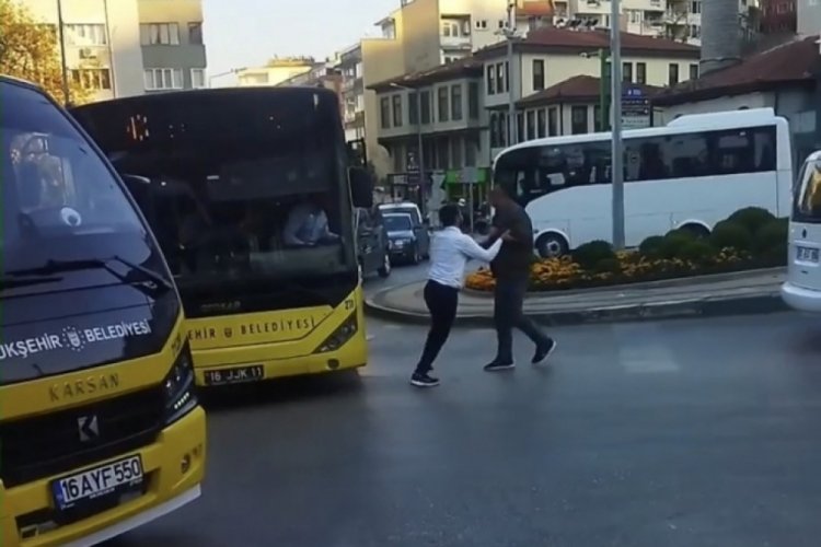 Bursa'da yol verme kavgası! Bı&ccedil;ak &ccedil;ekti
