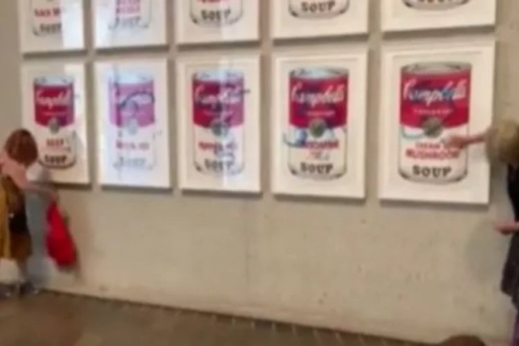 Aktivistler bu defa Warhol'un &uuml;nl&uuml; eserini hedef aldı