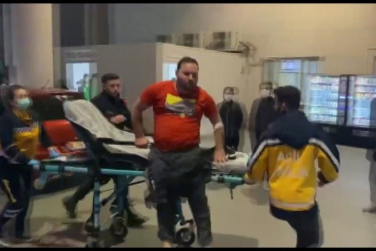 Sedyeden inip gazetecilerin &uuml;zerine y&uuml;r&uuml;d&uuml;