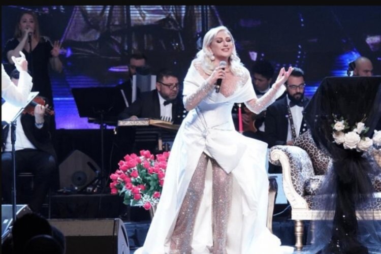 Muazzez Ersoy kost&uuml;mlerini  satıyor
