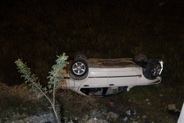 Antalya'da şarampole devrilen otomobildeki 3 kişi yaralandı