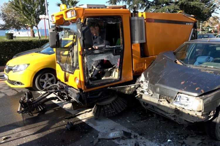 Zonguldak'ta kontrol&uuml; kaybeden ara&ccedil;, temizlik aracıyla &ccedil;arpıştı