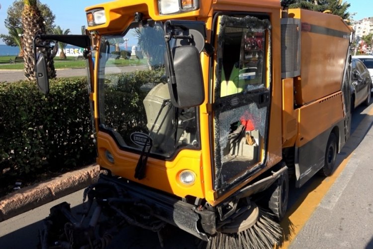 Zonguldak'ta kontrol&uuml;n&uuml; kaybeden s&uuml;r&uuml;c&uuml;, temizlik aracına &ccedil;arptı