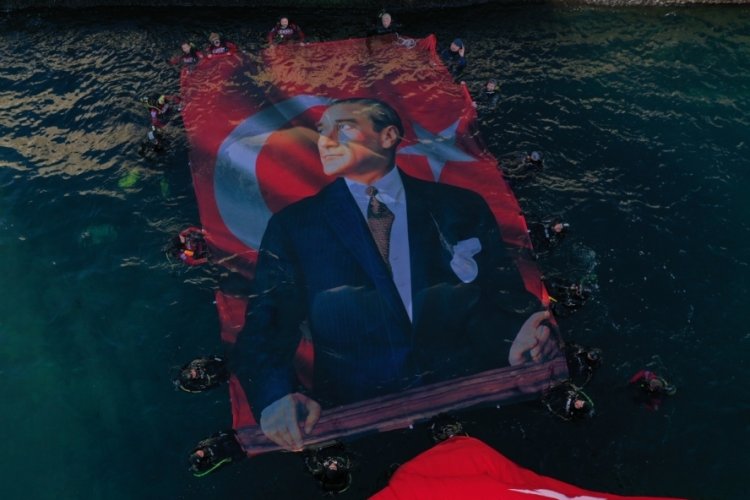 Dolmabah&ccedil;e Sarayı &ouml;n&uuml;nde dalış yapan dalgı&ccedil;lar su altında Atat&uuml;rk posteri a&ccedil;tı
