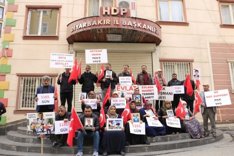 Diyarbakır'da evlat n&ouml;betine iki aile daha katıldı