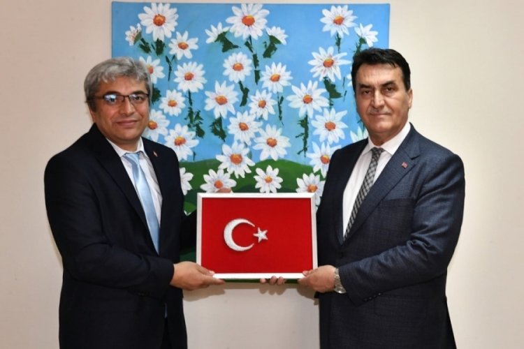 Bursa Osmangazi Belediye Başkanı D&uuml;ndar'a  hediye