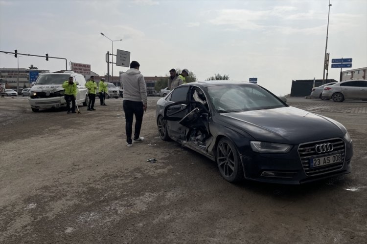 Elazığ'da minib&uuml;s ile otomobil &ccedil;arpıştı! Yaralılar var