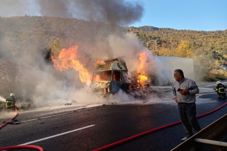 Bilecik'te kesilmiş tavuk y&uuml;kl&uuml; tır alev alev yandı