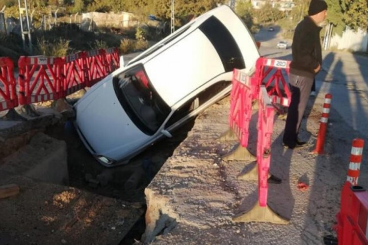 İstanbul'da otomobil 'y&uuml;ksek gerilim' &ccedil;ukuruna d&uuml;şt&uuml;