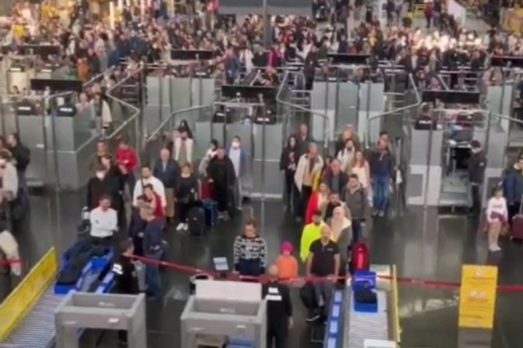 Sabiha G&ouml;k&ccedil;en Havalimanı'nda 1 dakikalık saygı duruşu