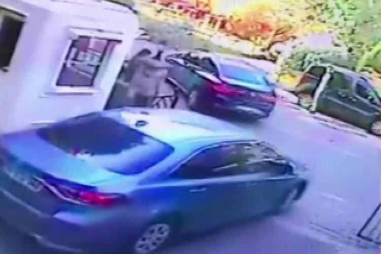 İstanbul'da iki evden ziynet eşyaları ve otomobili &ccedil;alıp ka&ccedil;tılar