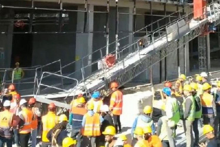 İstanbul Beyoğlu'nda tersane inşaatında asans&ouml;r devrildi!