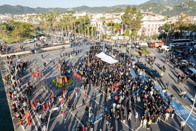 Marmaris'te yelkenciler Mustafa Kemal Atat&uuml;rk'&uuml; deniz &uuml;st&uuml;nde andı