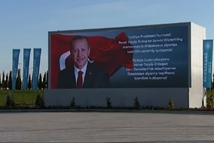 Cumhurbaşkanı Erdoğan'ın fotoğrafı Semerkant Havalimanı'na yansıtıldı