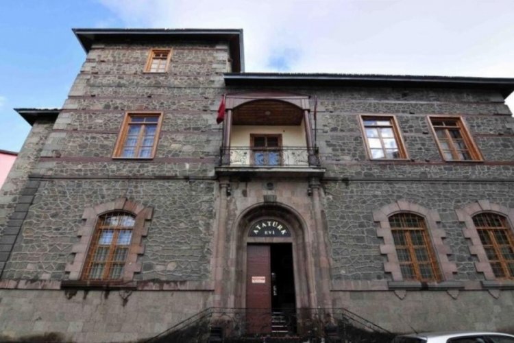 &Ouml;ğrenciler ile velileri Erzurum'daki Atat&uuml;rk Evi ve M&uuml;zesi'ni ziyaret etti