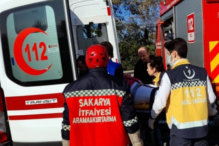 Sakarya'da otomobil ile hafif ticari ara&ccedil; &ccedil;arpıştı: 3 yaralı