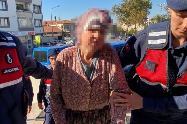 İzmir'de babasını darp ederek &ouml;ld&uuml;rd&uuml;ğ&uuml; iddia edilen kadın tutuklandı