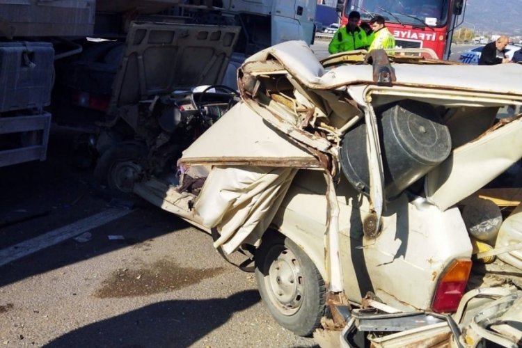 Sakarya'da kamyona &ccedil;arpan otomobil kağıt gibi ezildi!