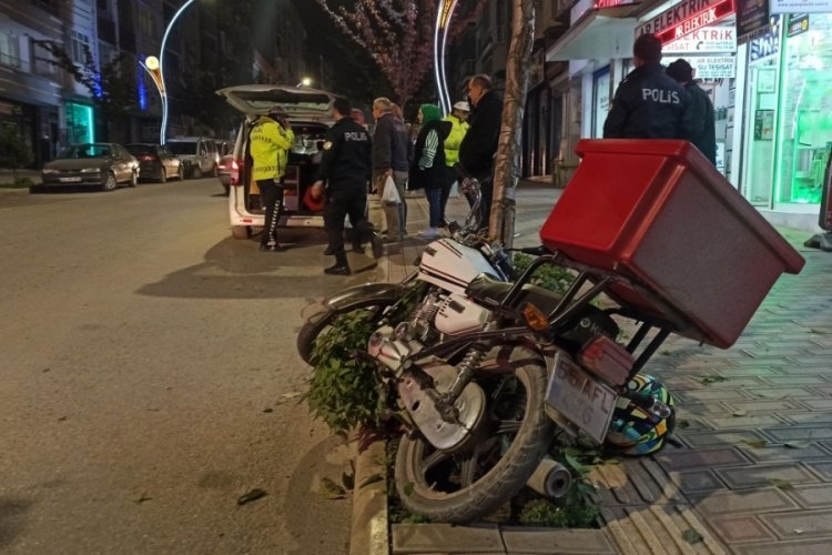 Samsun'da motosikletli s&uuml;r&uuml;c&uuml; ağaca &ccedil;arptı