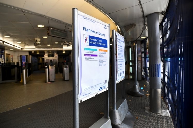 İngiltere'deki grev metro ulaşımını fel&ccedil; etti