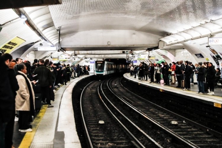 Fransa'da y&uuml;ksek enflasyon sebebi ile binlerce kişi greve gitti