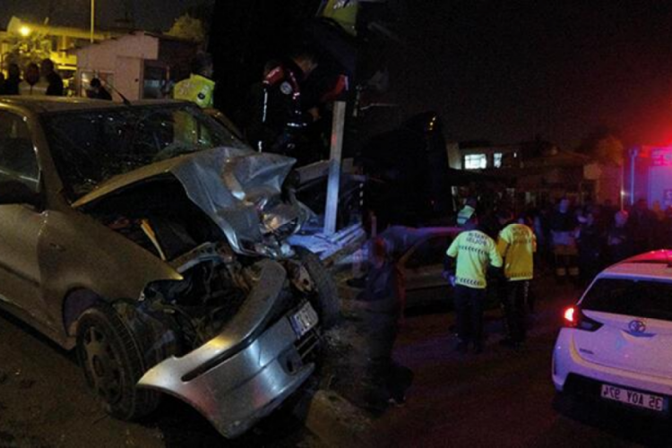 İzmir'de TIR trafikte dehşet sa&ccedil;tı: 2'si ağır 4 kişi yaralandı
