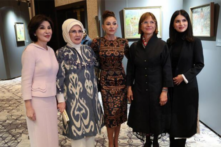 Emine Erdoğan, &Ouml;zbekistan'ın Renkleri sergisini gezdi