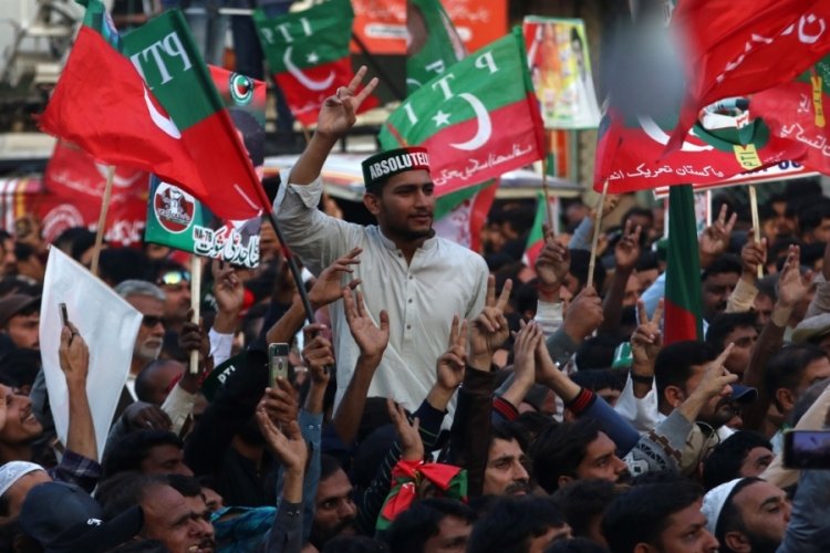 Pakistan'da eski Başbakan Khan'ın partisi, y&uuml;r&uuml;y&uuml;ş&uuml;ne yeniden başladı
