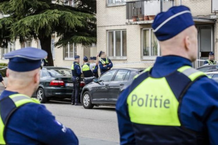 Bel&ccedil;ika'da polise bı&ccedil;aklı saldırı!