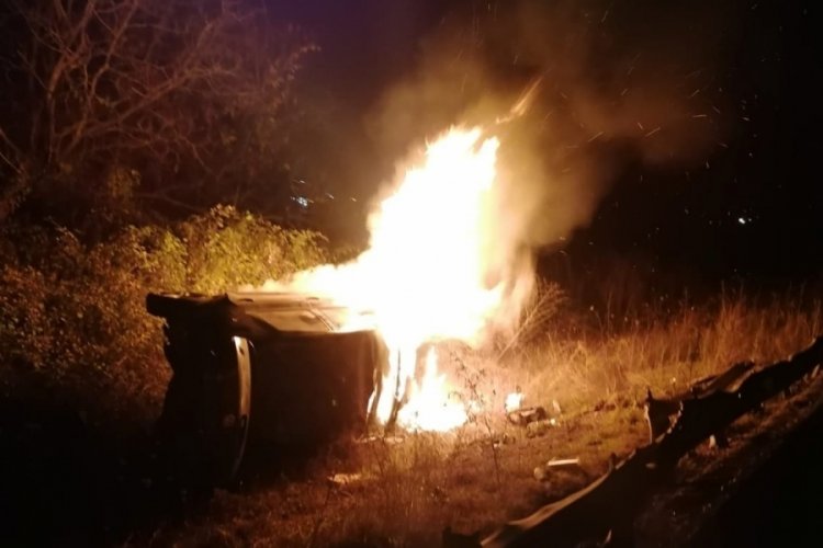 Bursa'da şarampole yuvarlanan ara&ccedil; alev alev yandı