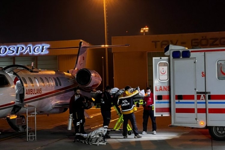 Umre ziyaretinde rahatsızlanan 2 T&uuml;rk vatandaşı ambulans u&ccedil;akla T&uuml;rkiye'ye getirildi