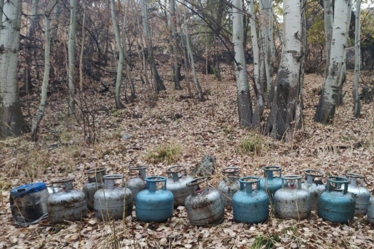 Hakkari'de toprağa g&ouml;m&uuml;l&uuml; 18 dolu t&uuml;p ve 40 litre mazot bulundu