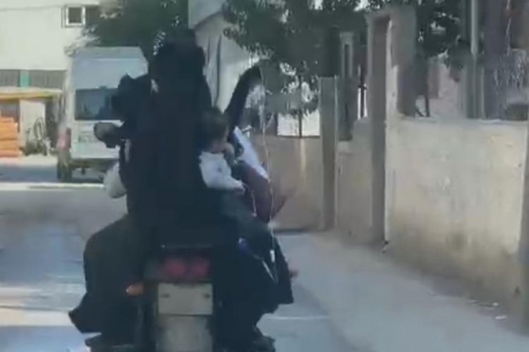 Adana'da eline serum takılı &ccedil;ocuğunu elektrikli bisikletle taşıdı