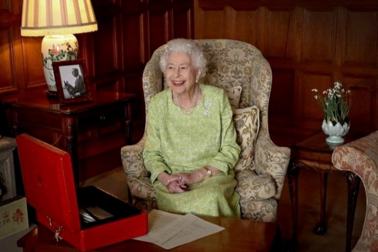 Krali&ccedil;e Elizabeth'in ilk heykeli g&ouml;sterildi