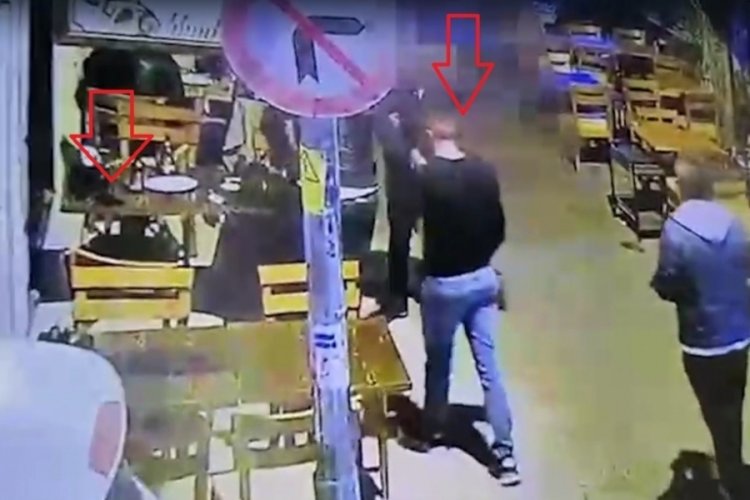 İzmir'de gazetecinin telefonunu rahat tavrıyla &ccedil;aldı!