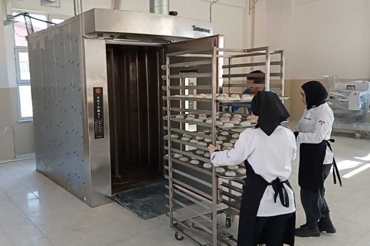 Kocaeli'de lise &ouml;ğrencileri ekmek &uuml;retimi yapıyor