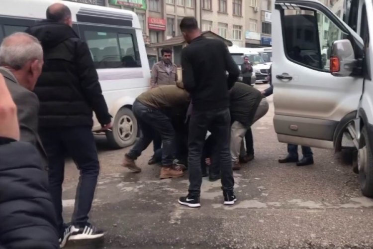 Elazığ'da tartışma seyir halindeyken başladı, durakta kavgaya d&ouml;n&uuml;şt&uuml;