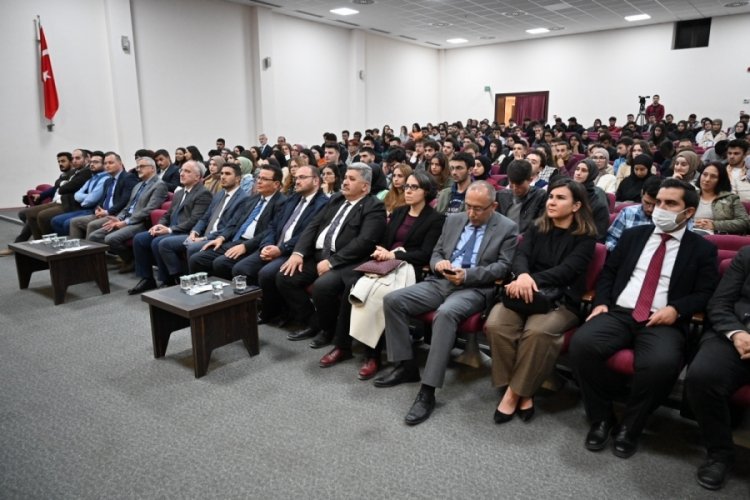 Bursa B&uuml;y&uuml;kşehir Belediye Başkanı Alinur Aktaş'tan &ouml;ğrencilere &ouml;ğ&uuml;tler