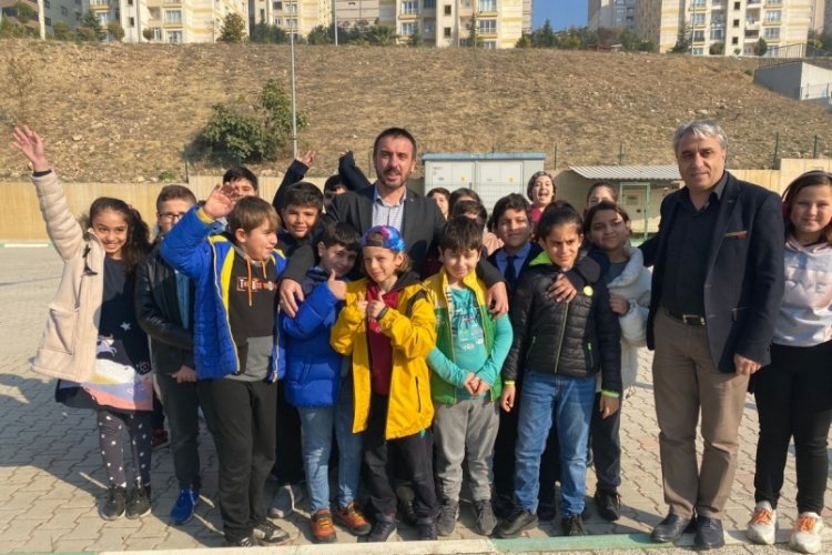 Kestel Belediye Başkanı &Ouml;nder Tanır, &ccedil;ocuklarla fidan dikti