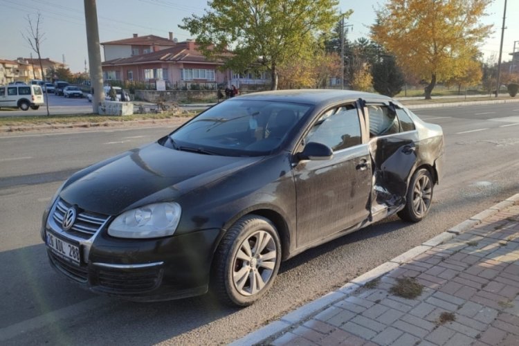 Afyonkarahisar'da 2 aracın &ccedil;arpıştı! Yaralılar var