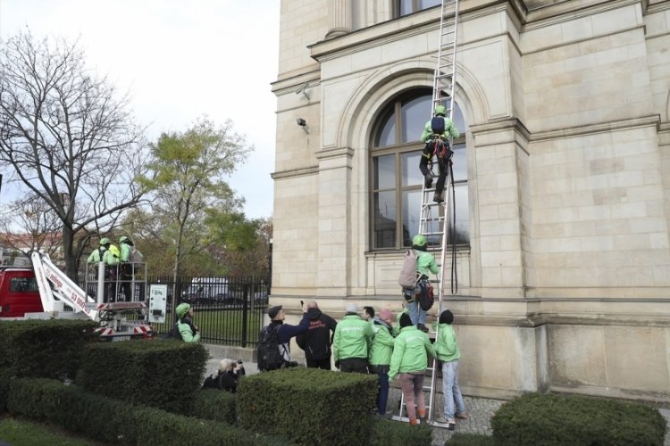 Greenpeace eylemcileri Alman h&uuml;k&uuml;metinin &ccedil;evre ve iklim politikalarını protesto etti