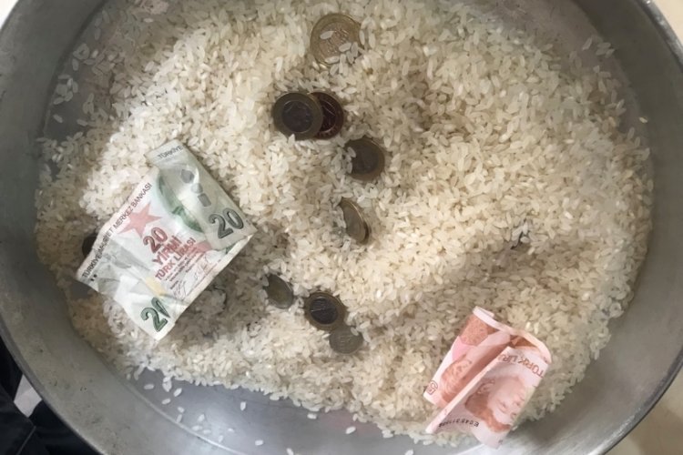 Elazığ'da pirincin i&ccedil;inden para ayıkladılar