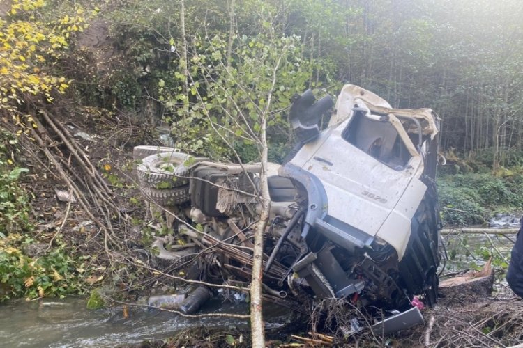 Trabzon'da beton mikseri dereye yuvarlandı 1 kişi hayatını kaybetti